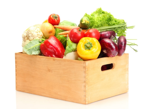 Verdure fresche in scatola di legno isolato su bianco