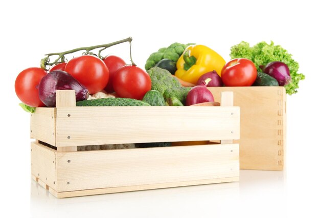 Photo fresh vegetables in wooden boxes on white background