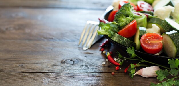 Verdure fresche su un tavolo di legno da vicino