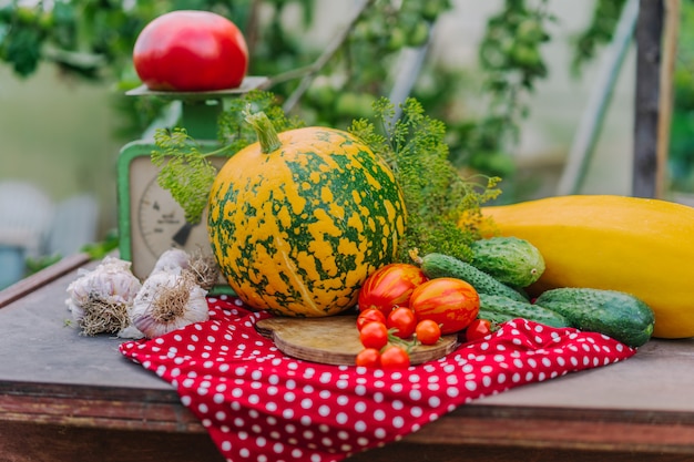 Verdure fresche su un tavolo di legno