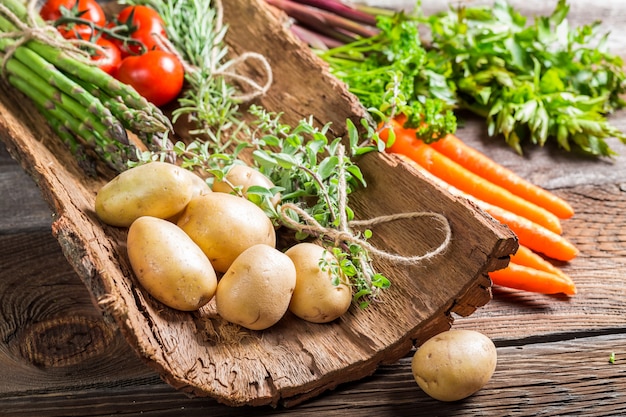 Photo fresh vegetables on wooden table