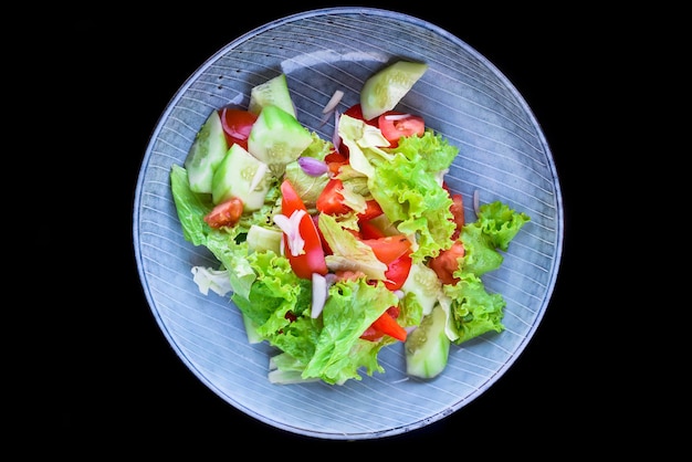 黒い背景の上のビューに野菜と新鮮なベトナムのサラダ