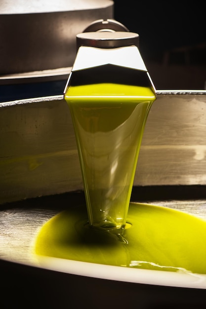 Foto produzione di olio d'oliva vergine fresco in una fabbrica di pressa a freddo dopo la raccolta delle olive