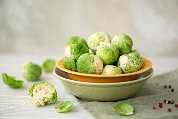 Cavolini di bruxelles appena lavati in una ciotola verde