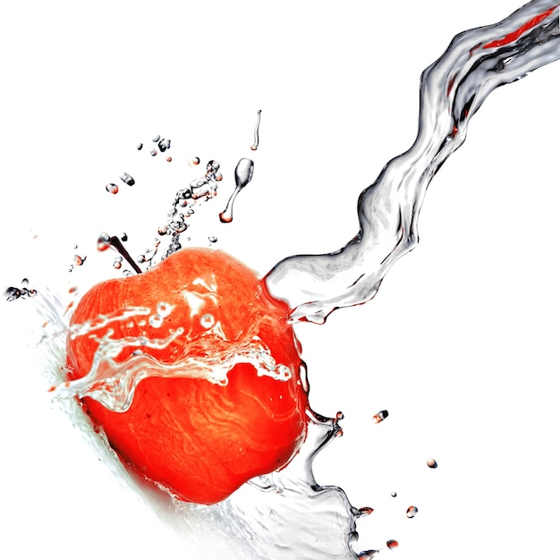Spruzzata dell'acqua dolce sulla mela rossa isolata su bianco