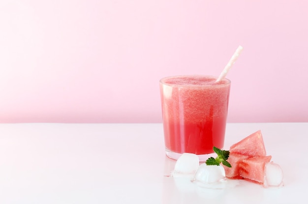 Foto succo di anguria fresca fette di frutta fatte in casa