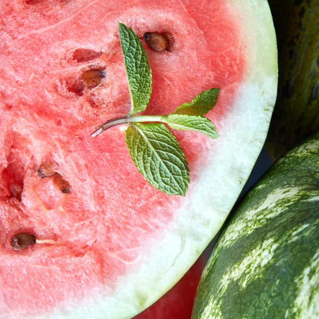 Photo fresh watermelon with mint leaves