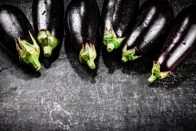 Photo fresh wet eggplant on the table