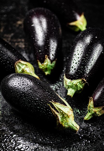 Foto aubergine fresche e bagnate sulla tavola