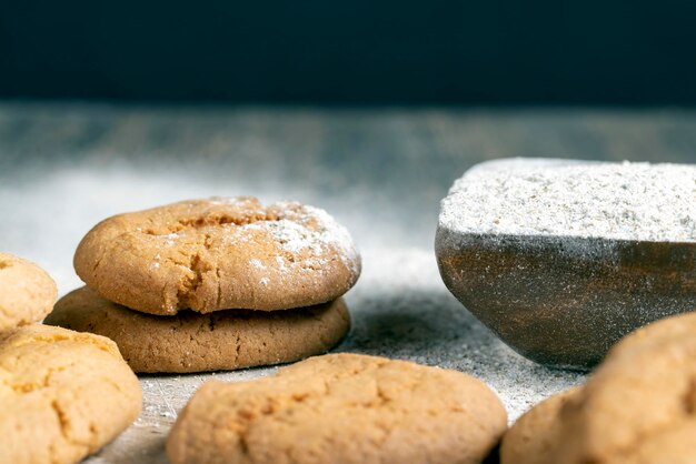 Foto biscotti di grano fresco fatti di farina di grano bianco sul tavolo diversi biscotti leggeri rotondi dopo la cottura