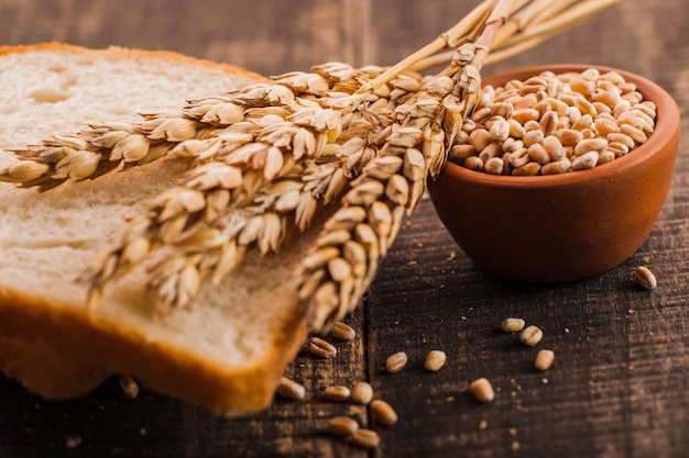 Foto grani di grano fresco e farina