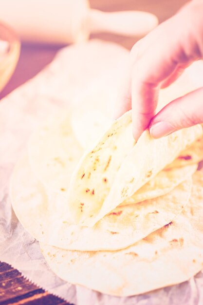 Photo fresh white corn tortillas on a white paper.