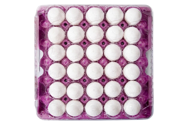 Свежие и белые яйца в коробке