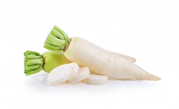 Photo fresh white radishes with slices isolated