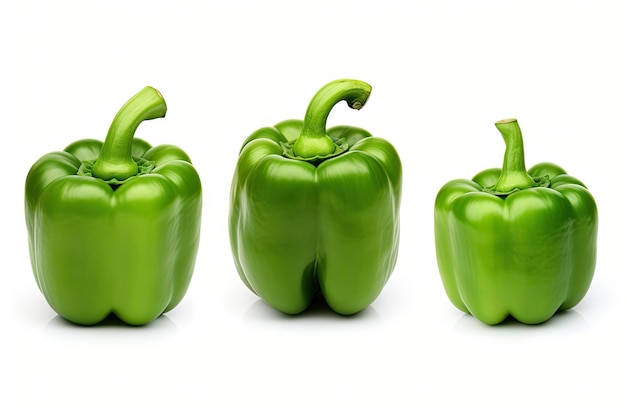 Photo fresh whole and sliced green bell peppers isolated on a white background with clipping path and full