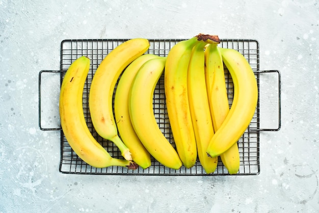 신선한 노란색 바나나 회색 콘크리트 배경 평면도에 열대 바나나