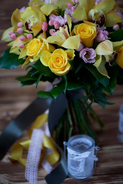 Photo fresh yellow bouquet of yellow roses and pink berriesbright colors