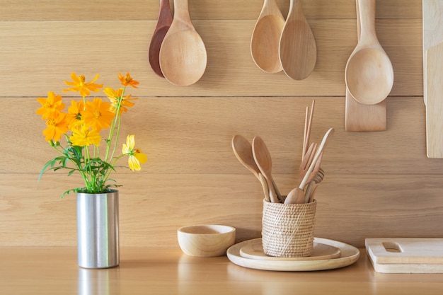 Фото Свежие желтые цветы в вазе и на кухне