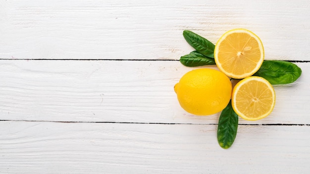 Frutta fresca di limone giallo su uno sfondo di legno vista dall'alto spazio di copia