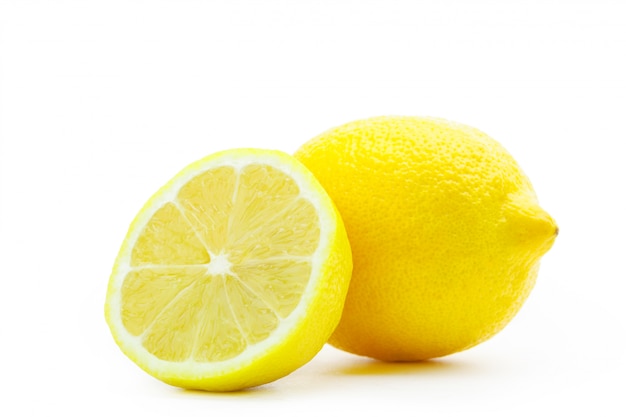 Limoni gialli freschi