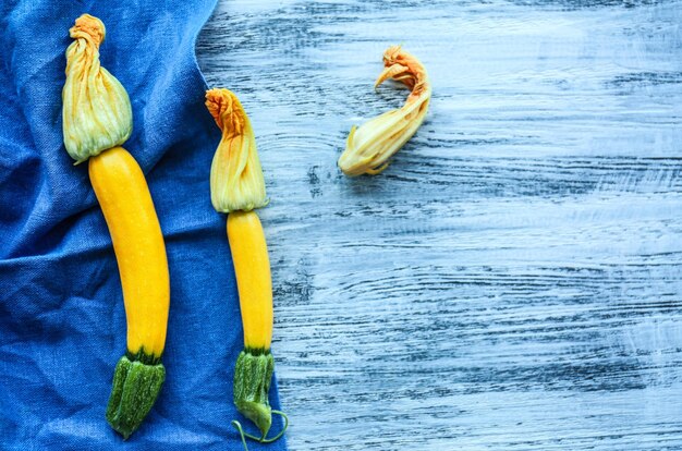 Photo fresh yellow zucchini on tablecloth