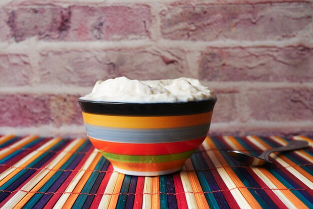 Photo fresh yogurt in a bowl on table