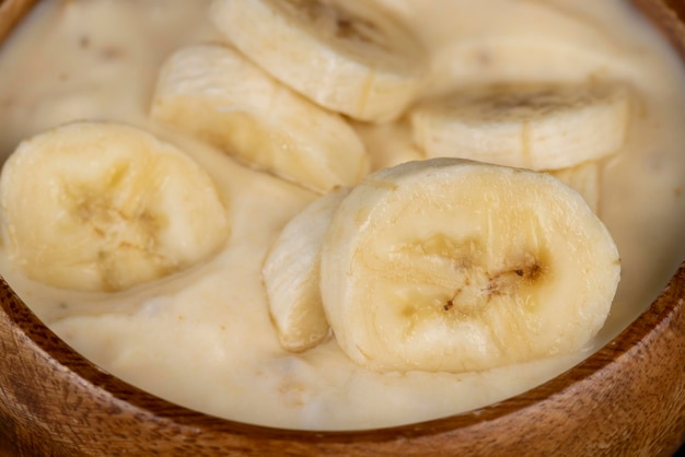 牛乳から作ったフレッシュヨーグルトとフレッシュバナナのスライス 刻んだバナナが入ったバイオヨーグルト