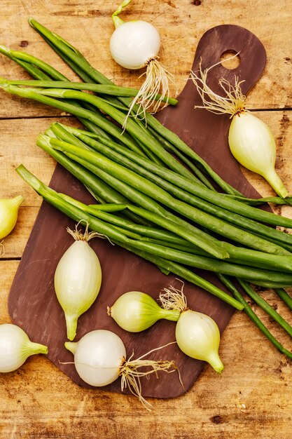 Foto cipolla giovane fresca e verdure. ingrediente tradizionale per cucinare