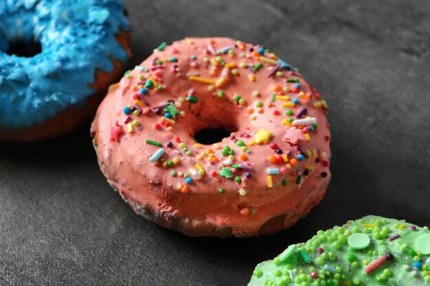 회색 배경에 신선하고 맛있는 다채로운 도넛