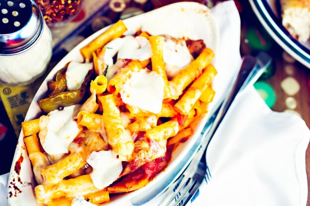 Свежая паста ziti с колбасой в итальянском ресторане.