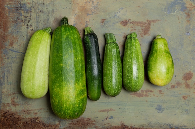 Foto zucchine fresche o zucchine verdi, prodotti freschi di fattoria, zucca estiva, spese generali