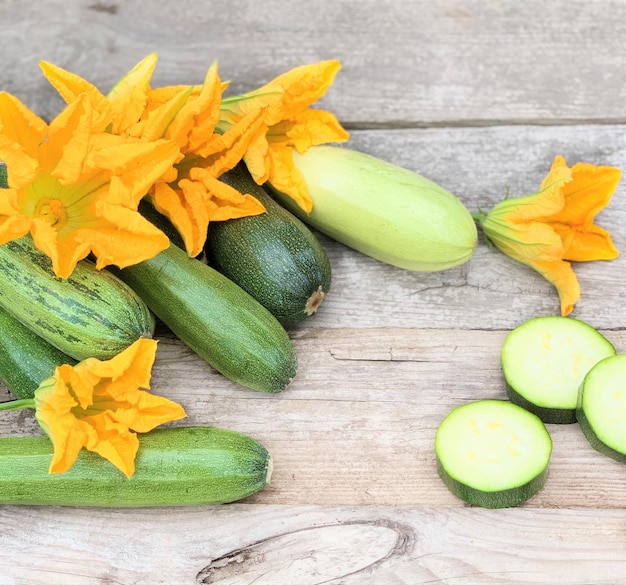 農家の庭で育てられた夏野菜の新鮮なズッキーニ