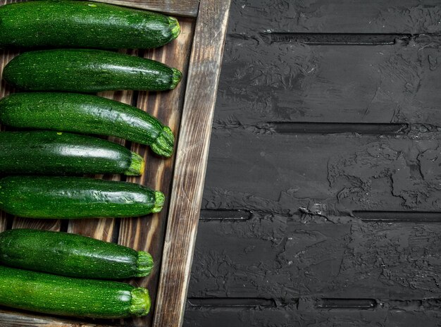 Foto zucchine fresche sul vassoio