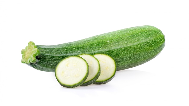 Zucchini freschi con la fetta isolata su bianco