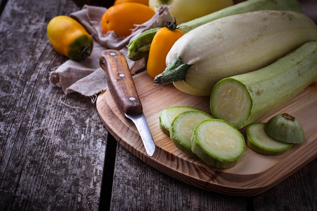 Photo fresh zucchini on wooden background. selective focus