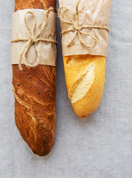 Foto pane baguette appena sfornato - vista dall'alto