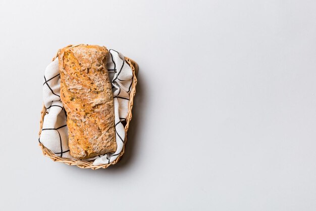 Pane appena sfornato sul cesto contro lo sfondo naturale vista dall'alto lo spazio della copia del pane