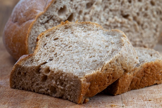 Свежеиспеченный хлеб на кухонном столе