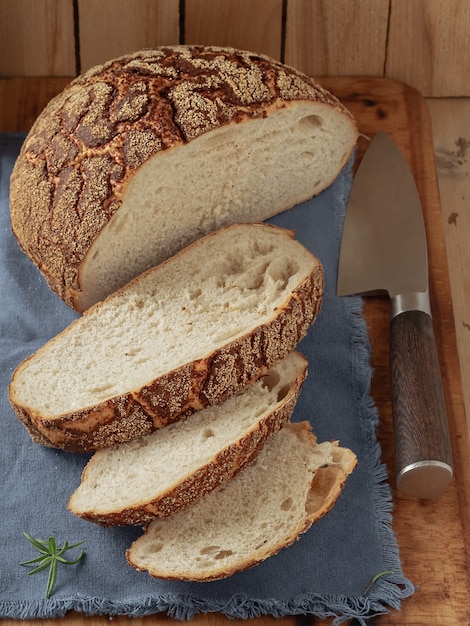 Свежеиспеченный нарезанный хлеб