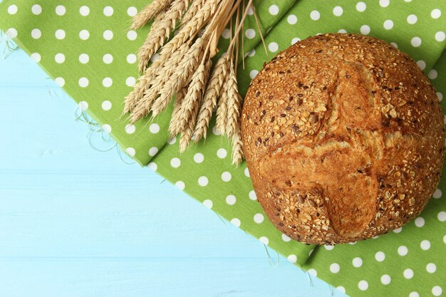 Pane appena sfornato sul primo piano del tavolo