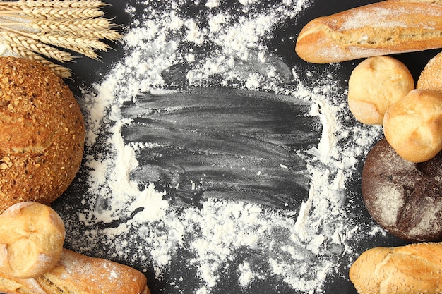 Pane appena sfornato sul primo piano del tavolo