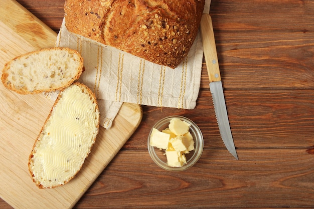 Photo freshly baked bread on the table closeup