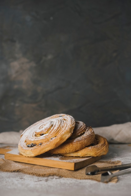 Foto rotoli di cannella appena sfornati spolverati con zucchero a velo