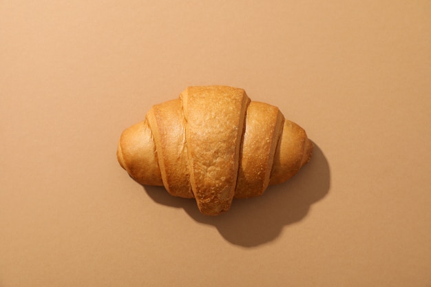 クラフトバックグラウンド、トップビューで焼きたてのクロワッサン