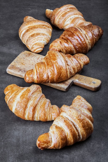 Croissant appena sfornati sul tavolo della colazione