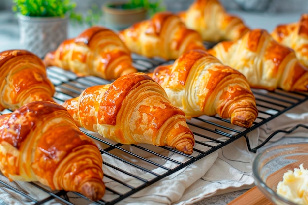 写真 新しく焼いたクロワッサンをパンで焼く