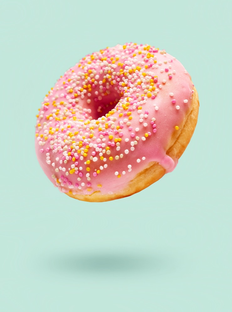 Photo freshly baked donut on green background