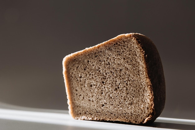 Pane integrale fatto in casa appena sfornato primo piano di pane integrale