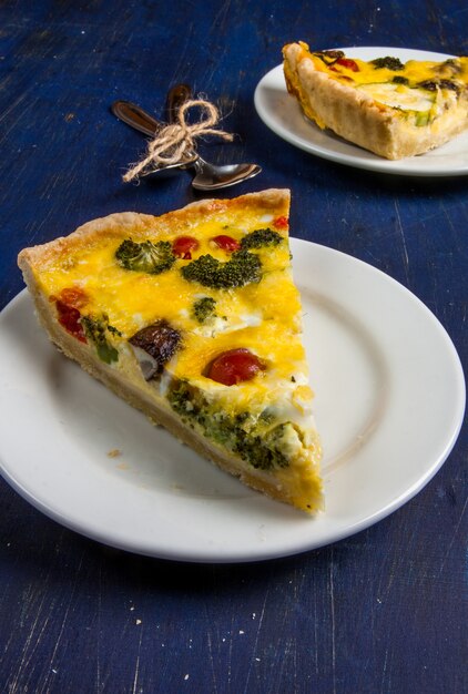 Quiche di torta fatta in casa appena sfornata su un tavolo di legno