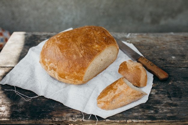 Свежеиспеченный кусок хлеба на кухонном столе